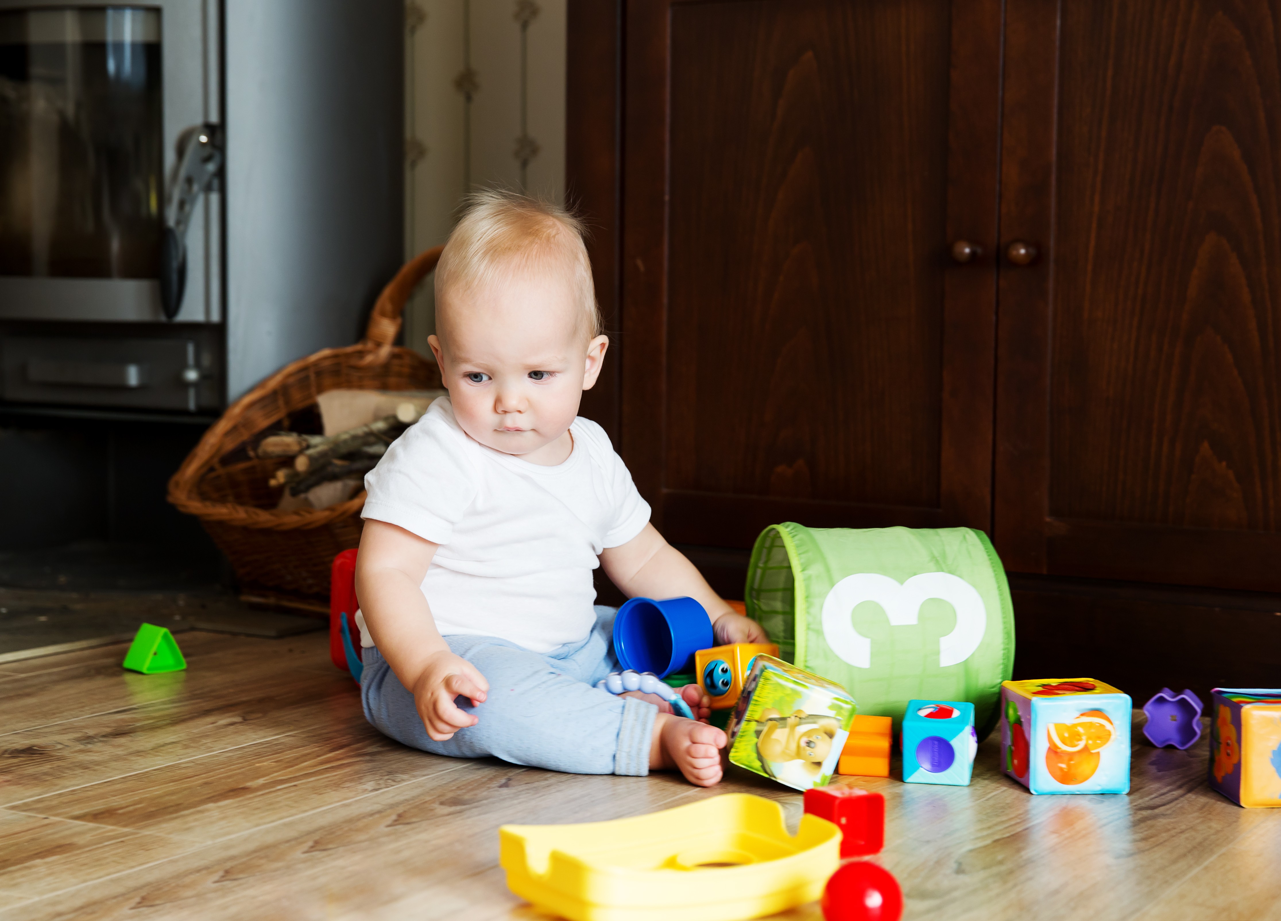 aktivitas bayi 4 bulan, kecerdasan bayi, perkembangan bayi, stimulasi sensorik, permainan bayi, Bunda, si Kecil